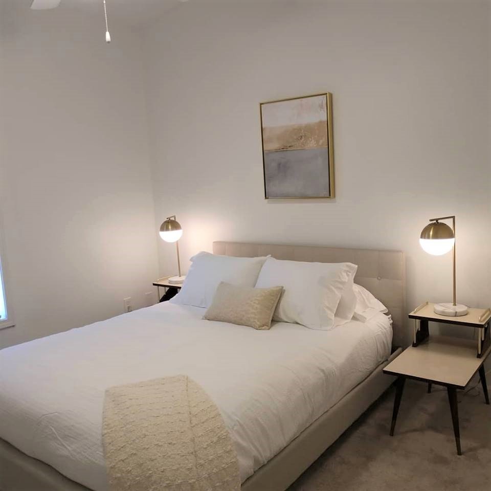 Diseño de habitación de invitados tradicional renovada con paredes blancas, moqueta y suelo beige