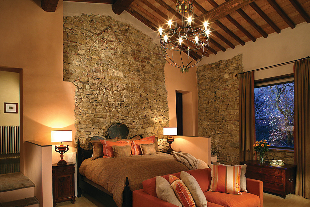Свежая идея для дизайна: хозяйская спальня в стиле кантри с оранжевыми стенами и полом из керамогранита без камина - отличное фото интерьера