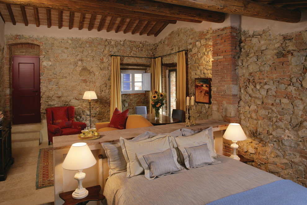 Imagen de dormitorio principal de estilo de casa de campo sin chimenea con paredes beige y suelo de baldosas de porcelana