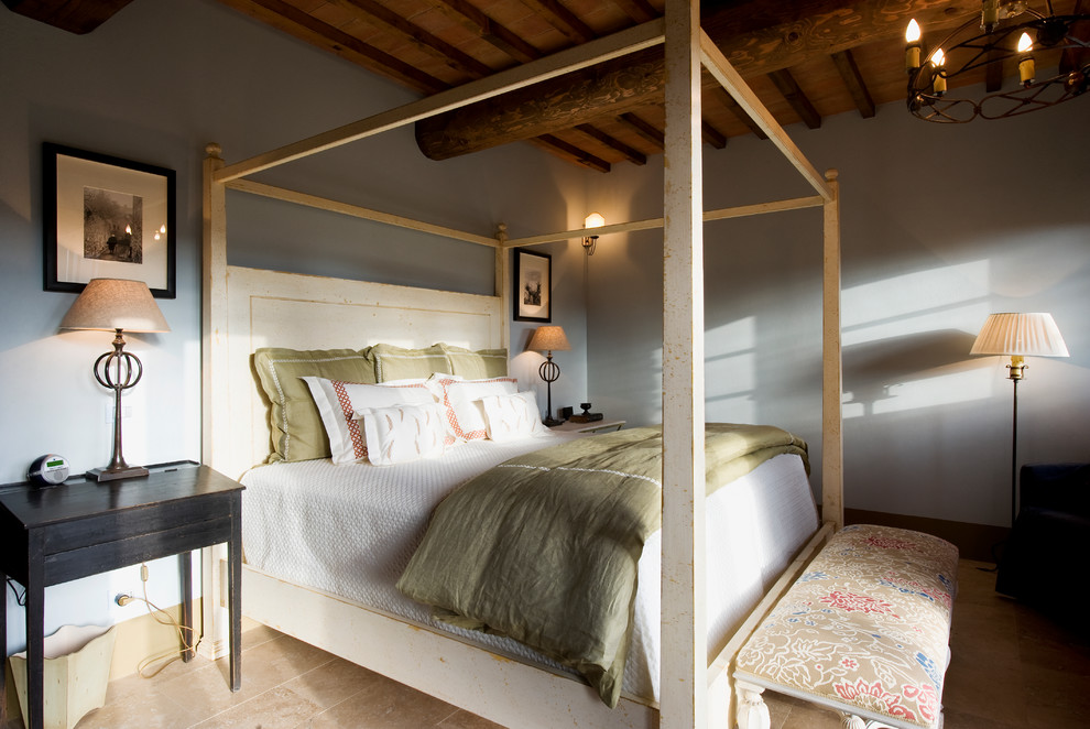 Foto de habitación de invitados de estilo de casa de campo sin chimenea con paredes azules y suelo de baldosas de porcelana