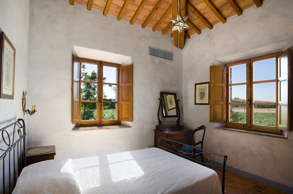 Идея дизайна: спальня в средиземноморском стиле с серыми стенами