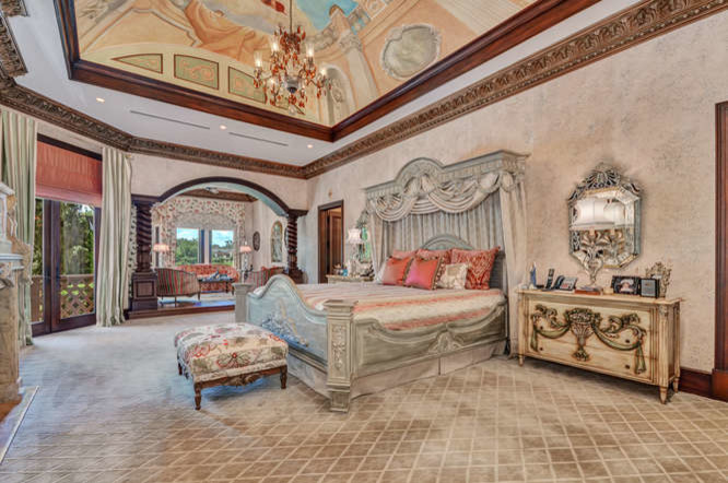 タンパにある巨大な地中海スタイルのおしゃれな主寝室 (マルチカラーの壁、カーペット敷き、標準型暖炉、石材の暖炉まわり、ベージュの床) のインテリア