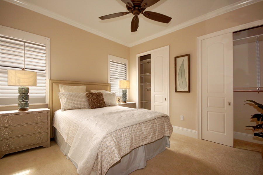Пример оригинального дизайна: большая хозяйская спальня в стиле неоклассика (современная классика) с бежевыми стенами, светлым паркетным полом и белым полом