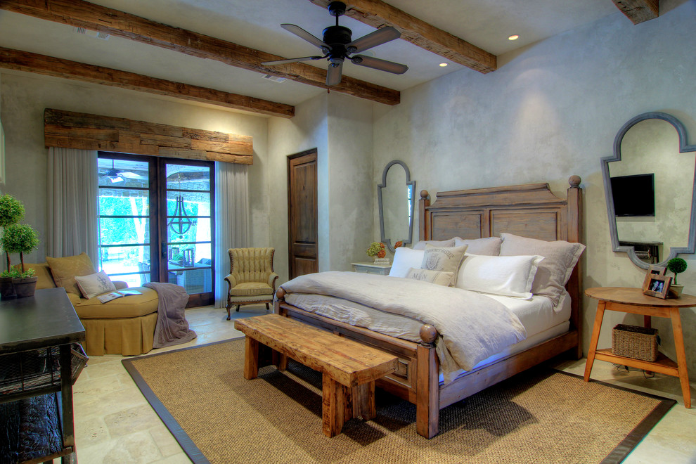 ヒューストンにある地中海スタイルのおしゃれな主寝室のインテリア