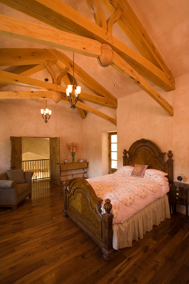 Пример оригинального дизайна: спальня в средиземноморском стиле с бежевыми стенами и темным паркетным полом без камина