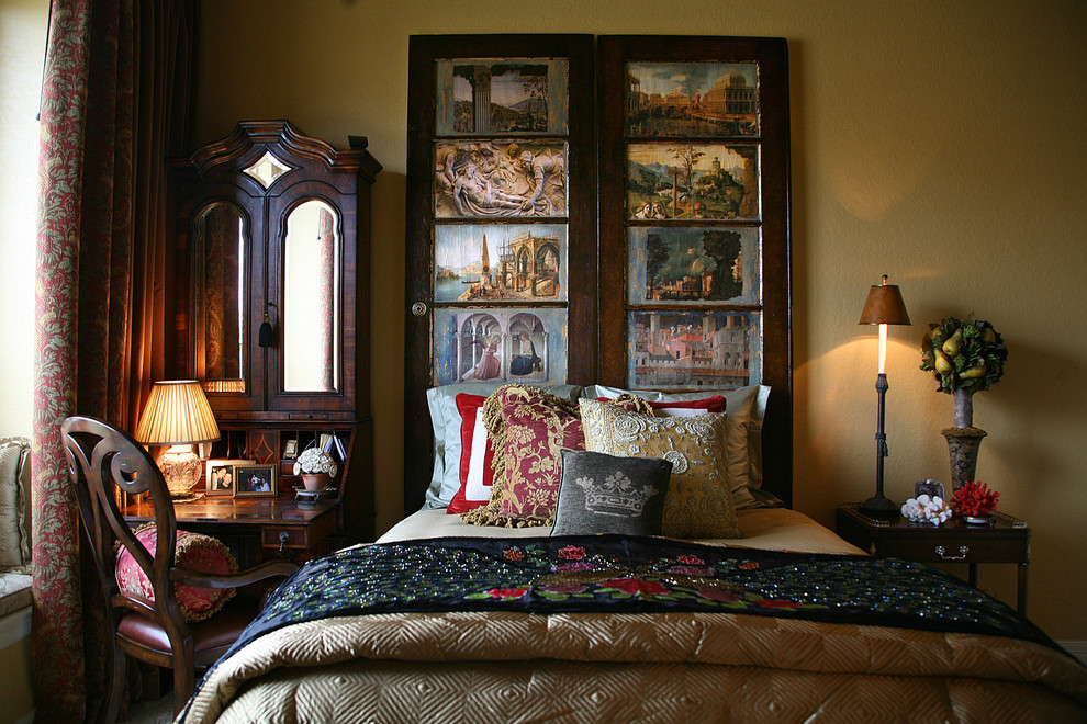 Пример оригинального дизайна: гостевая спальня среднего размера, (комната для гостей) в средиземноморском стиле с ковровым покрытием и разноцветными стенами