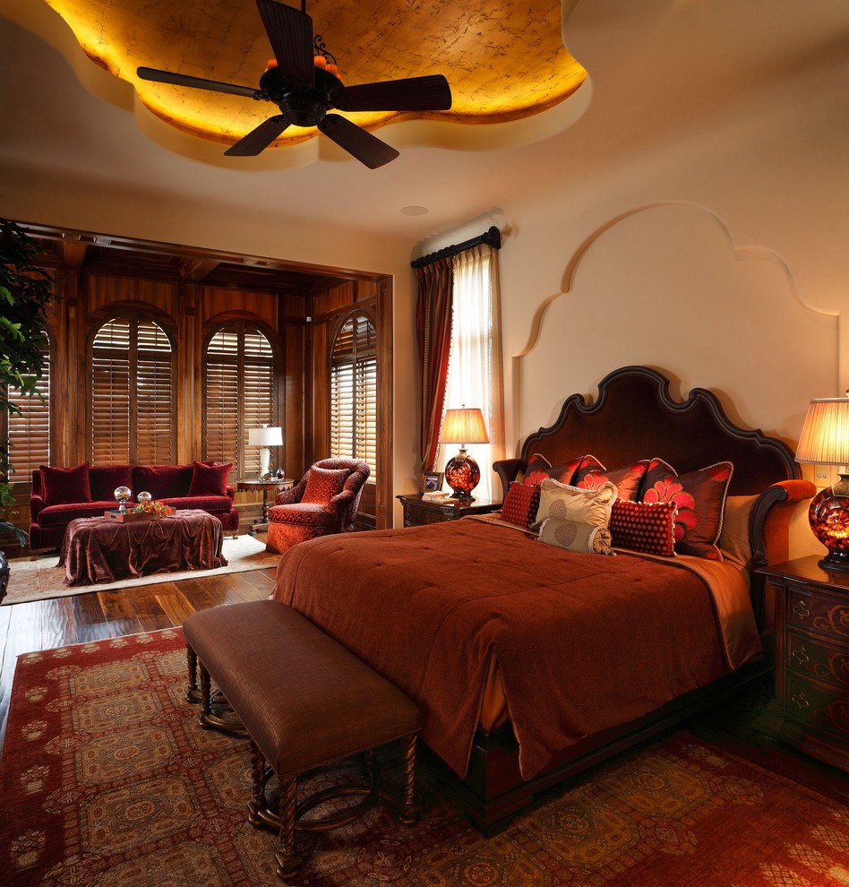 На фото: большая хозяйская спальня в средиземноморском стиле с бежевыми стенами, паркетным полом среднего тона и коричневым полом
