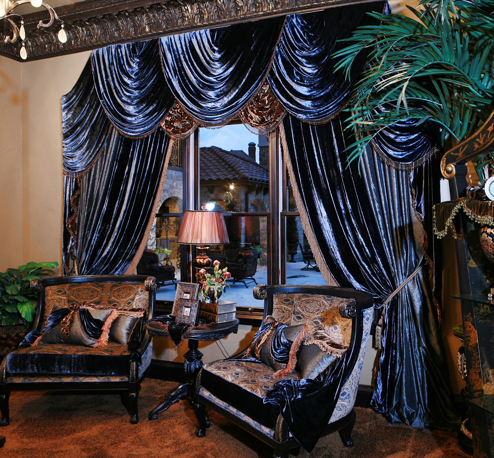 На фото: огромная хозяйская спальня в классическом стиле с бежевыми стенами, ковровым покрытием и коричневым полом без камина