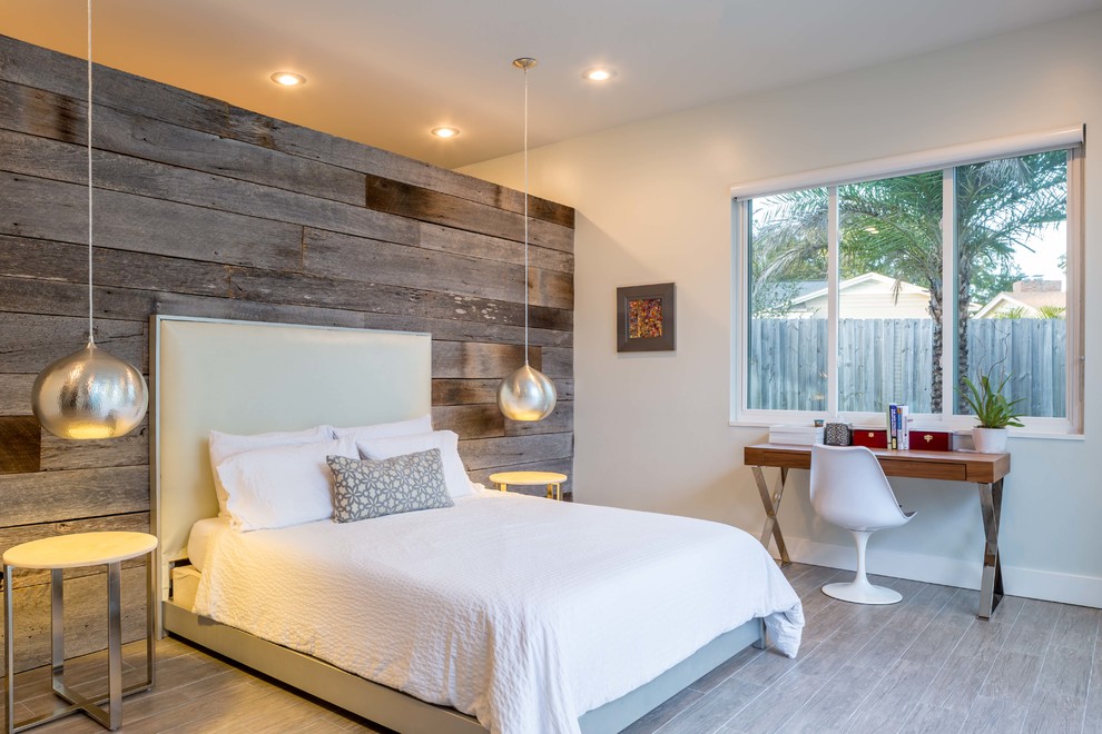 Свежая идея для дизайна: хозяйская спальня среднего размера в стиле ретро с белыми стенами и полом из керамической плитки - отличное фото интерьера