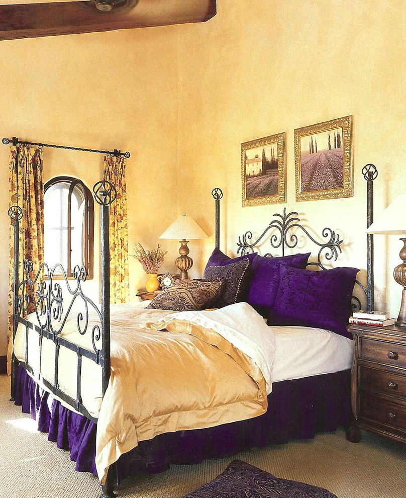 Ejemplo de habitación de invitados rural de tamaño medio con paredes beige y moqueta