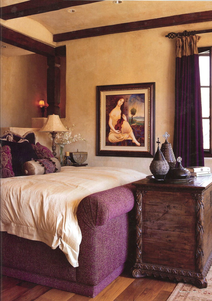 Ejemplo de habitación de invitados rural de tamaño medio con paredes beige y suelo de madera en tonos medios