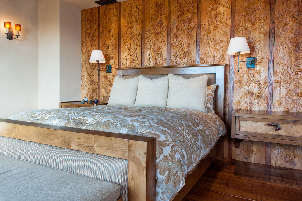 サンディエゴにある広いサンタフェスタイルのおしゃれな客用寝室 (茶色い壁、無垢フローリング、茶色い床)