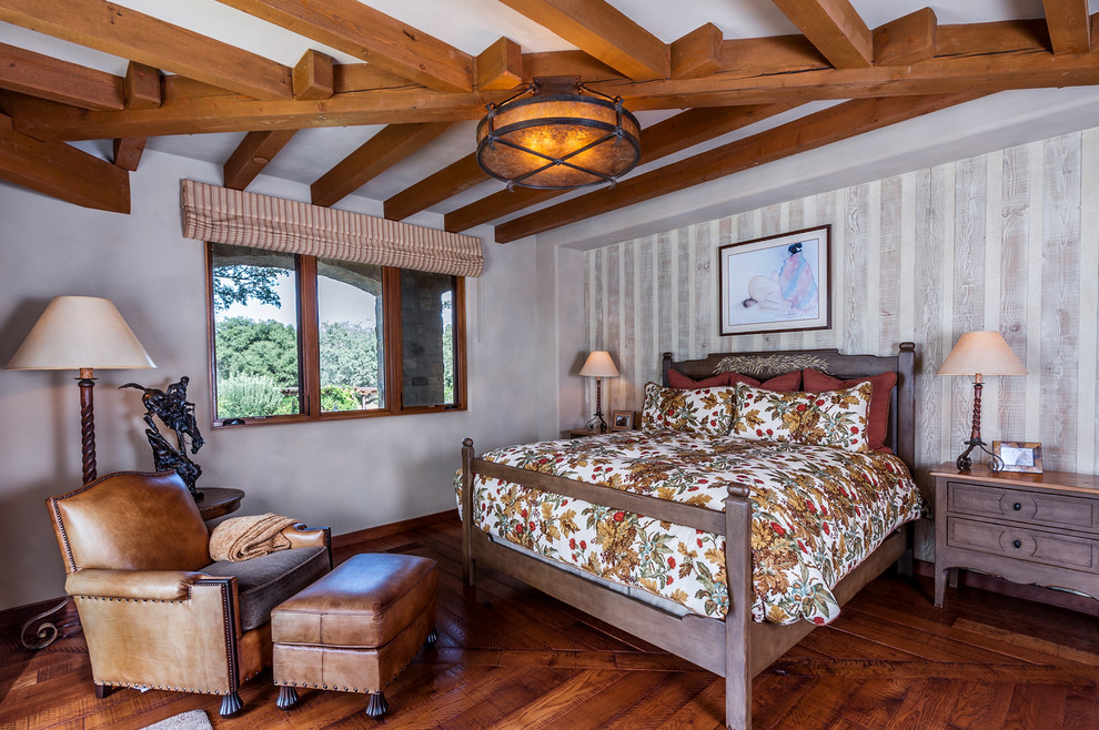 Foto de habitación de invitados de estilo americano grande sin chimenea con paredes multicolor, suelo de madera oscura y suelo marrón