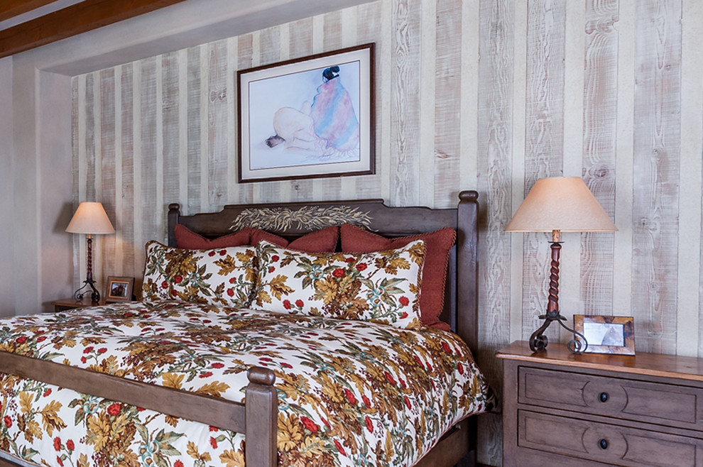 Immagine di una grande camera degli ospiti stile americano con pavimento in legno massello medio, pavimento marrone e pareti bianche