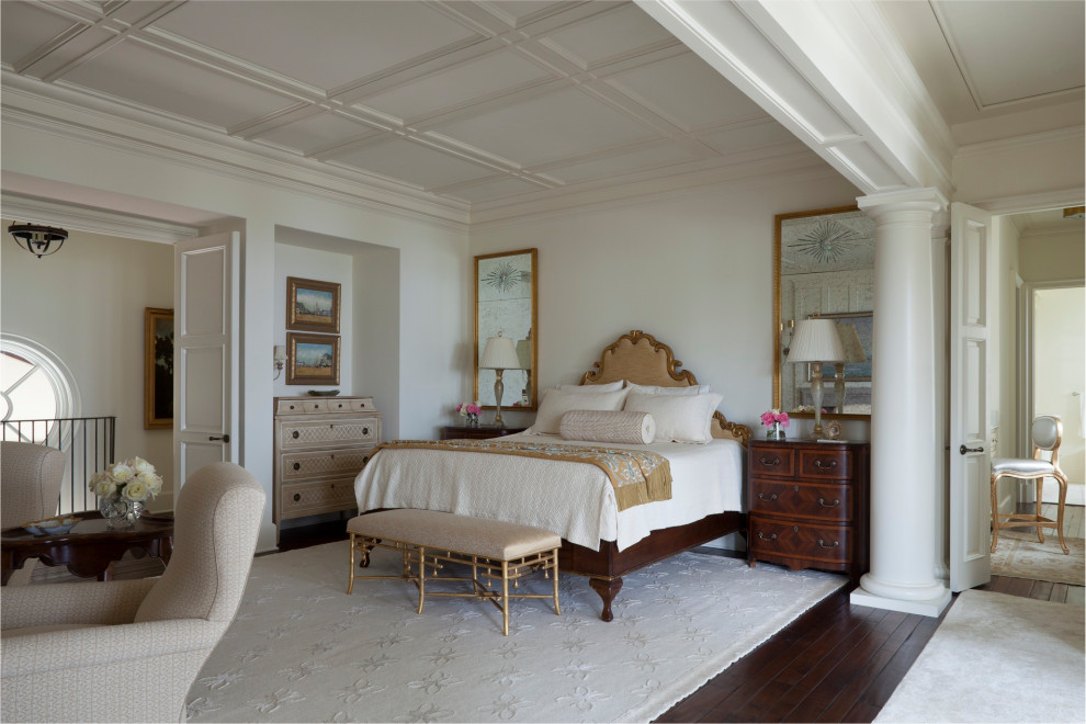 Свежая идея для дизайна: огромная хозяйская спальня в средиземноморском стиле с белыми стенами, темным паркетным полом и коричневым полом - отличное фото интерьера