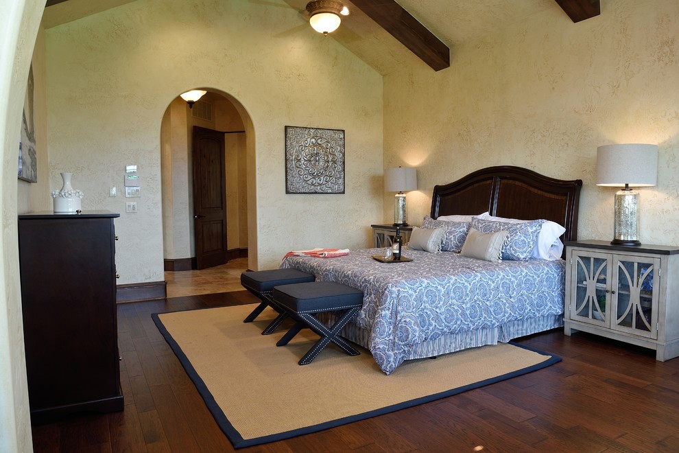 Источник вдохновения для домашнего уюта: большая хозяйская спальня в средиземноморском стиле с бежевыми стенами, паркетным полом среднего тона и коричневым полом без камина