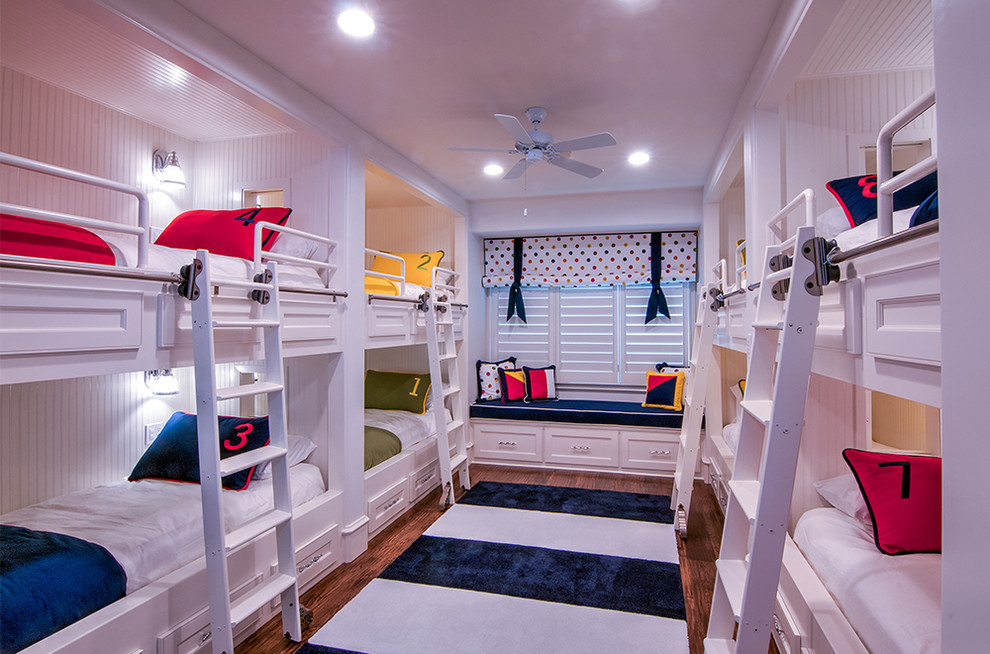 Esempio di una camera da letto stile loft mediterranea di medie dimensioni con pareti bianche e pavimento in legno massello medio