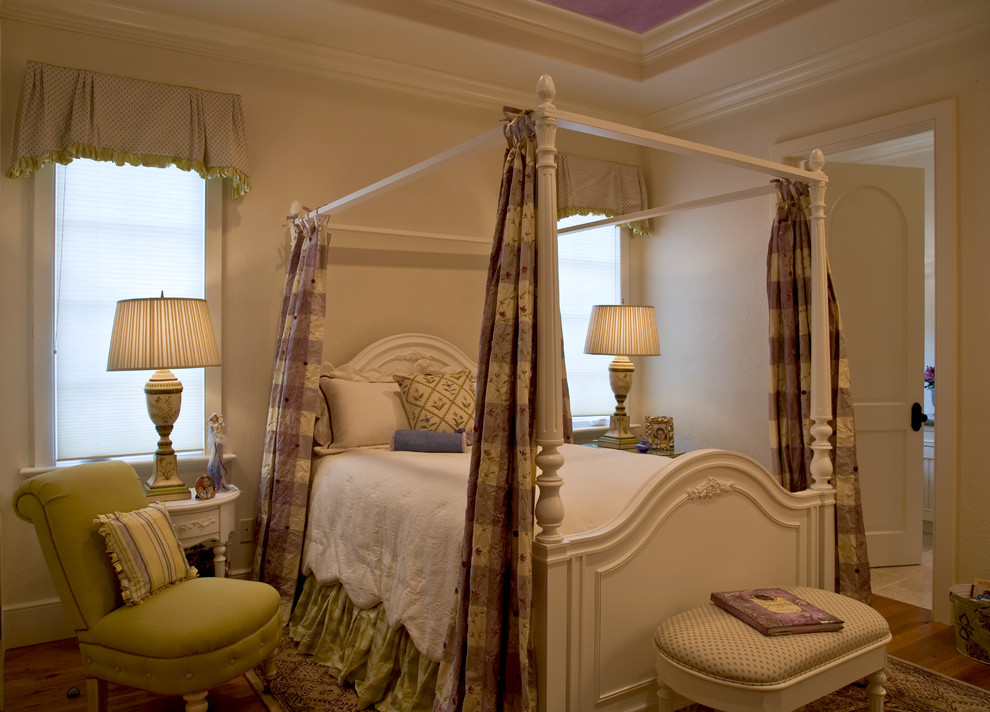 Esempio di una camera da letto classica con pareti beige e pavimento in legno massello medio