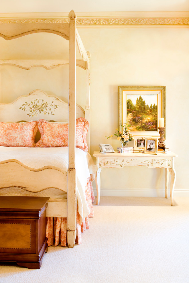 На фото: спальня в викторианском стиле с бежевыми стенами и ковровым покрытием с