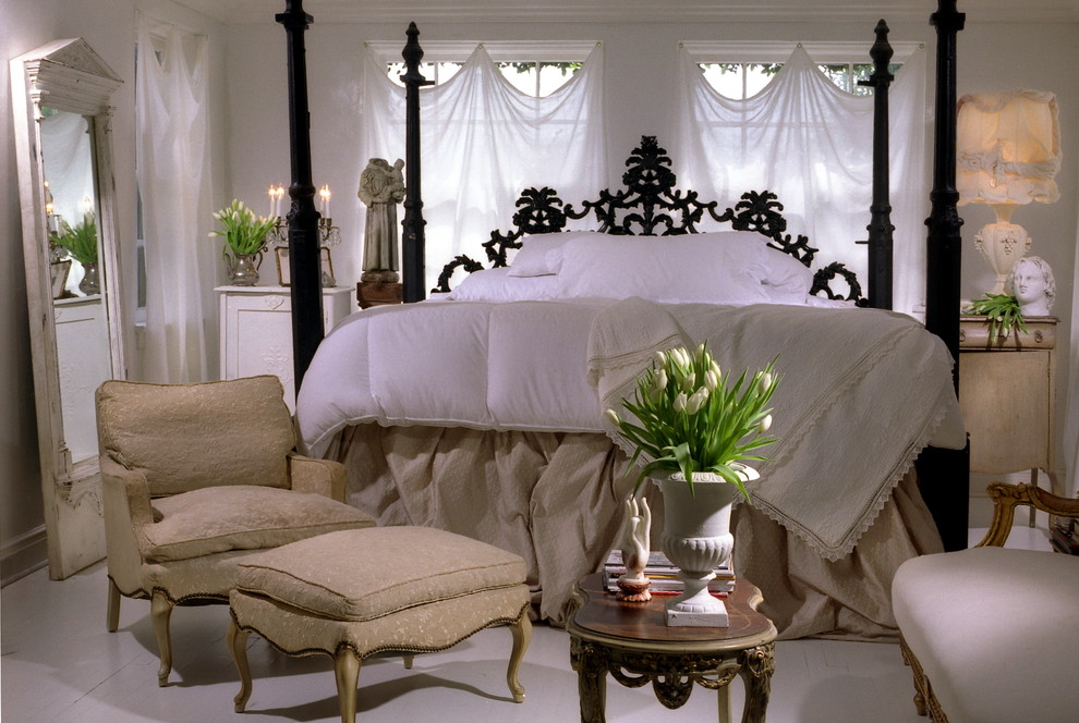 На фото: большая хозяйская спальня в средиземноморском стиле с белыми стенами и деревянным полом без камина