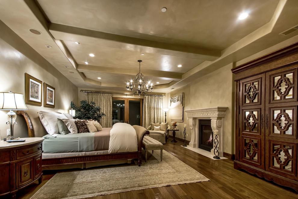 Mediterranes Schlafzimmer mit grauer Wandfarbe, dunklem Holzboden und Kamin in San Francisco
