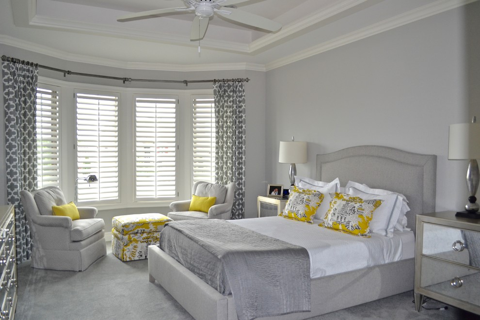Свежая идея для дизайна: хозяйская спальня в стиле неоклассика (современная классика) с серыми стенами и ковровым покрытием - отличное фото интерьера