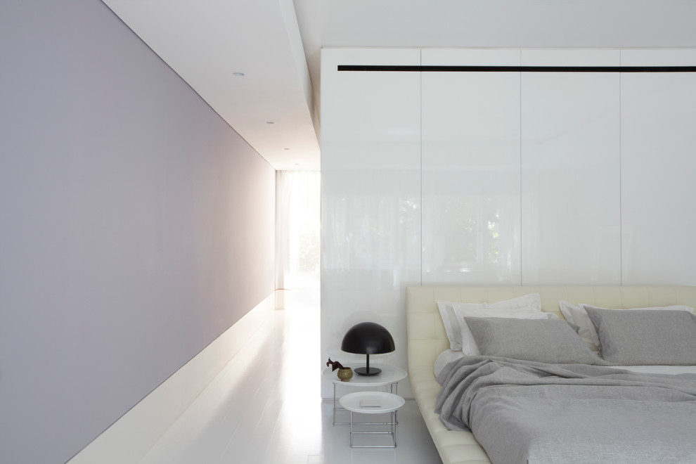 Idéer för ett modernt sovrum, med grå väggar och ljust trägolv