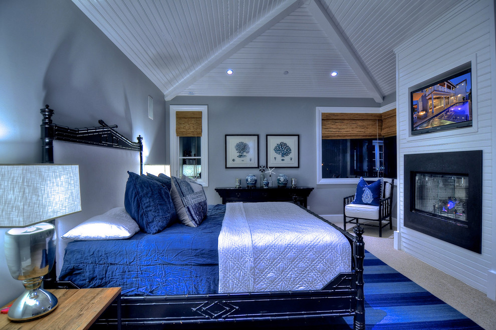 Идея дизайна: хозяйская спальня среднего размера в морском стиле с серыми стенами, ковровым покрытием, горизонтальным камином и фасадом камина из металла