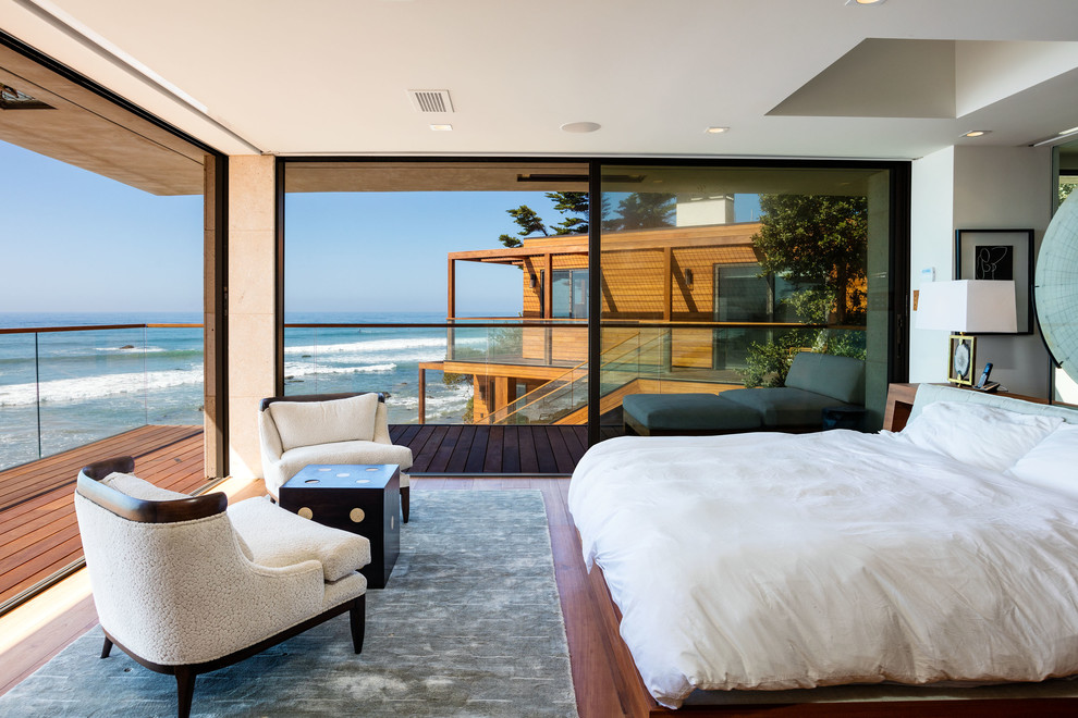Großes Modernes Gästezimmer mit bunten Wänden, hellem Holzboden und braunem Boden in Los Angeles