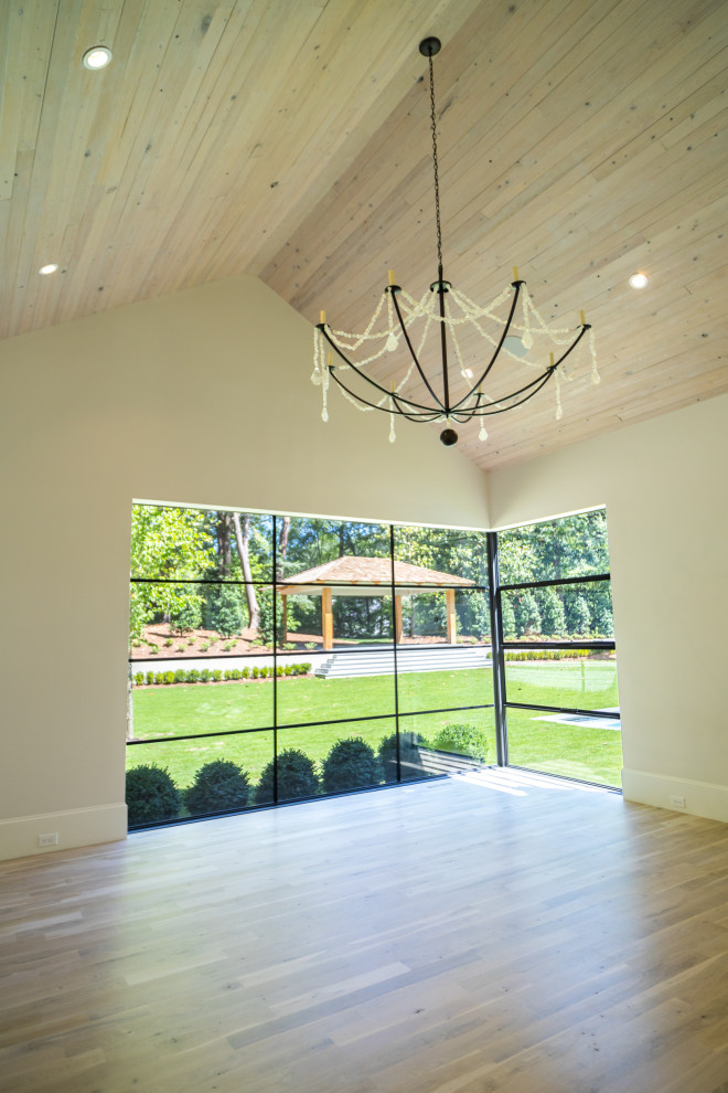 Cette photo montre une grande chambre parentale moderne avec un mur blanc, parquet clair, un sol blanc et un plafond en lambris de bois.