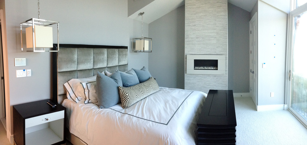 Свежая идея для дизайна: хозяйская спальня среднего размера в современном стиле с серыми стенами, ковровым покрытием, горизонтальным камином и фасадом камина из плитки - отличное фото интерьера