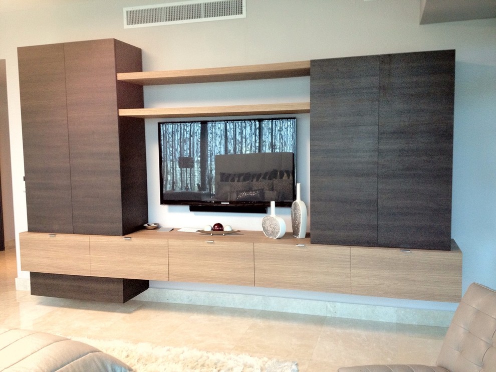 Großes Modernes Hauptschlafzimmer ohne Kamin mit beiger Wandfarbe und Marmorboden in Miami