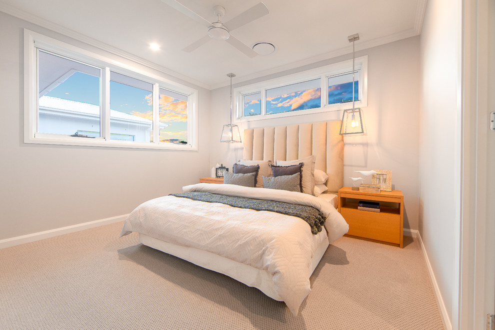 Ispirazione per una camera degli ospiti costiera con pareti beige, moquette e pavimento beige