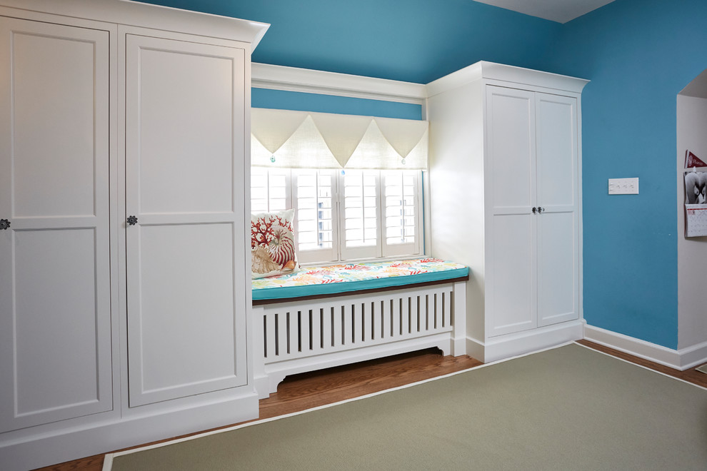Ispirazione per una camera degli ospiti stile marino di medie dimensioni con pareti blu, pavimento in legno massello medio, nessun camino e pavimento marrone