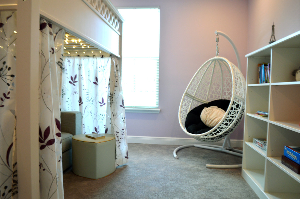 Cette image montre une chambre design de taille moyenne avec un mur violet.