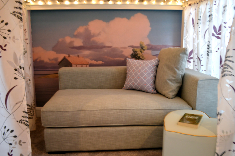 Стильный дизайн: гостевая спальня среднего размера, (комната для гостей) в современном стиле с фиолетовыми стенами и ковровым покрытием - последний тренд