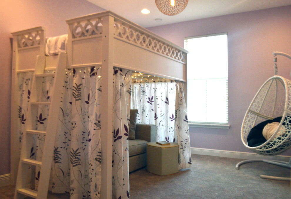 Imagen de habitación de invitados actual de tamaño medio con paredes púrpuras y moqueta