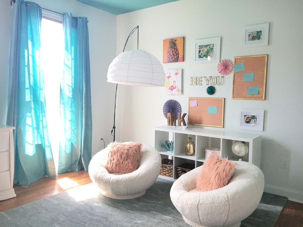 Idées déco pour une chambre moderne de taille moyenne avec un mur blanc et un sol en bois brun.