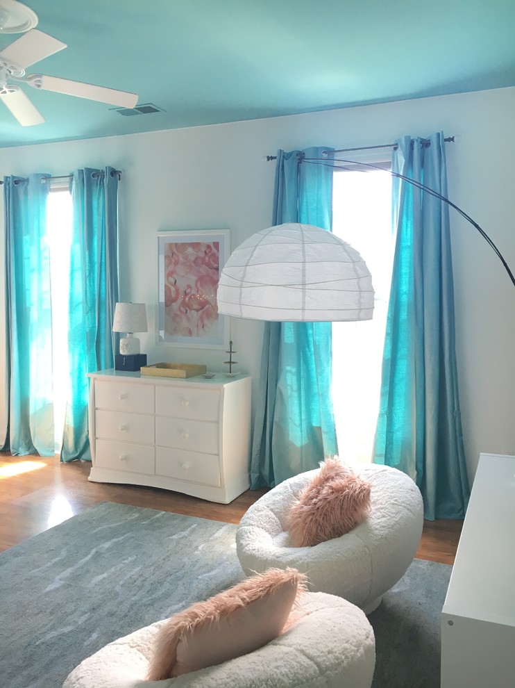 Idee per una camera da letto minimalista di medie dimensioni con pareti bianche e pavimento in legno massello medio