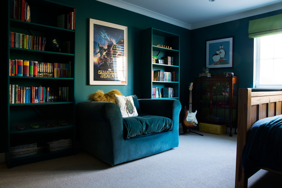 Foto de dormitorio bohemio de tamaño medio con paredes verdes