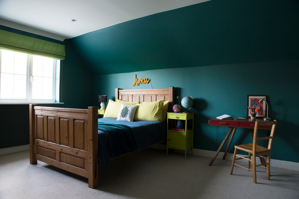 Ispirazione per una camera da letto design di medie dimensioni con pareti verdi