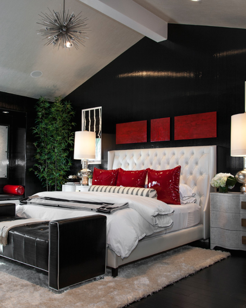 オレンジカウンティにあるトランジショナルスタイルのおしゃれな主寝室 (黒い壁、濃色無垢フローリング、黒い床)