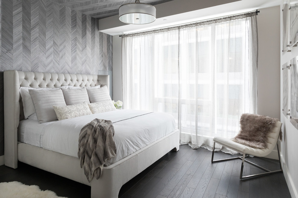 На фото: хозяйская спальня в современном стиле с серыми стенами и темным паркетным полом без камина с