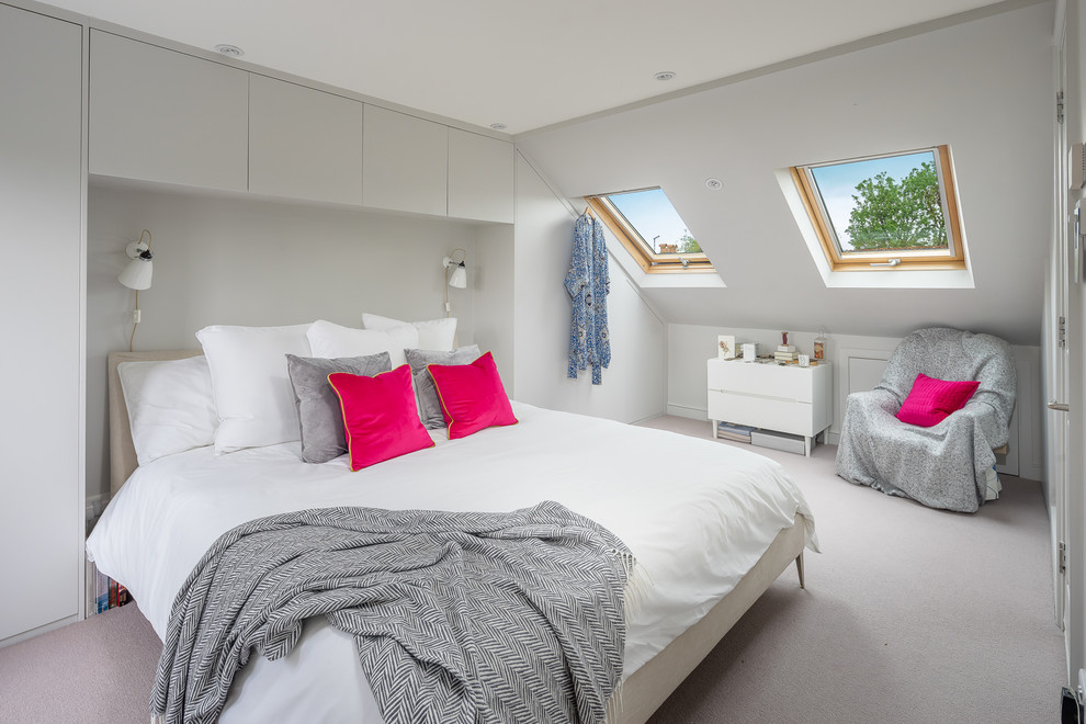 Diseño de dormitorio actual de tamaño medio con paredes grises, moqueta, suelo gris y techo inclinado