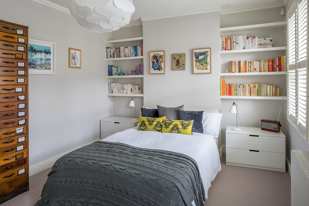 Пример оригинального дизайна: гостевая спальня (комната для гостей) в скандинавском стиле с серыми стенами, ковровым покрытием и серым полом