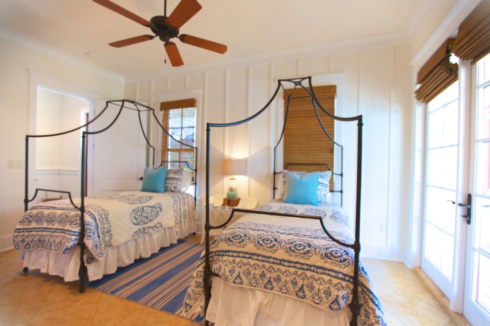 Diseño de dormitorio principal costero grande sin chimenea con paredes blancas y suelo de baldosas de cerámica