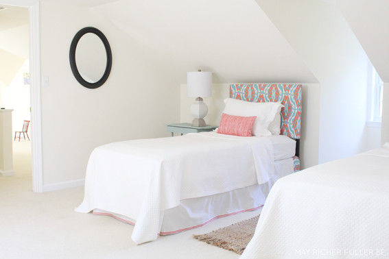 Imagen de habitación de invitados tradicional renovada de tamaño medio con paredes beige y moqueta