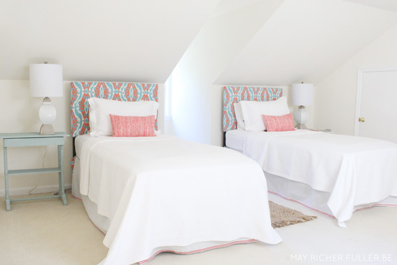 Inspiration pour une chambre traditionnelle de taille moyenne avec un mur beige.