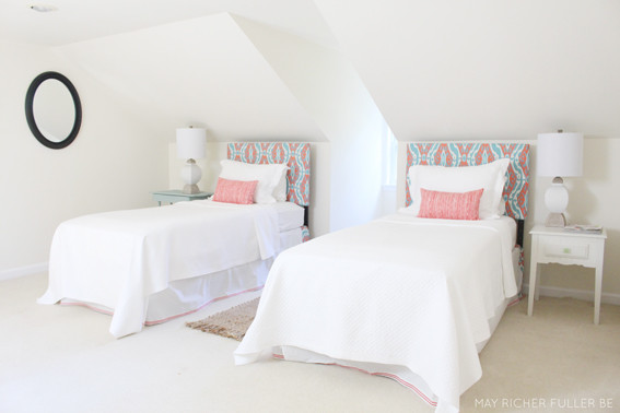 Immagine di una camera degli ospiti classica di medie dimensioni con pareti beige e moquette