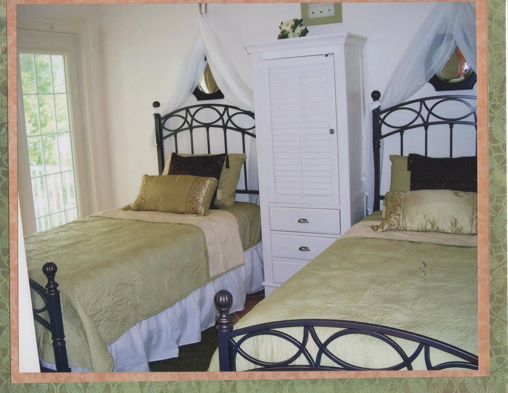 На фото: маленькая гостевая спальня (комната для гостей) в стиле модернизм с белыми стенами, полом из терракотовой плитки и коричневым полом без камина для на участке и в саду